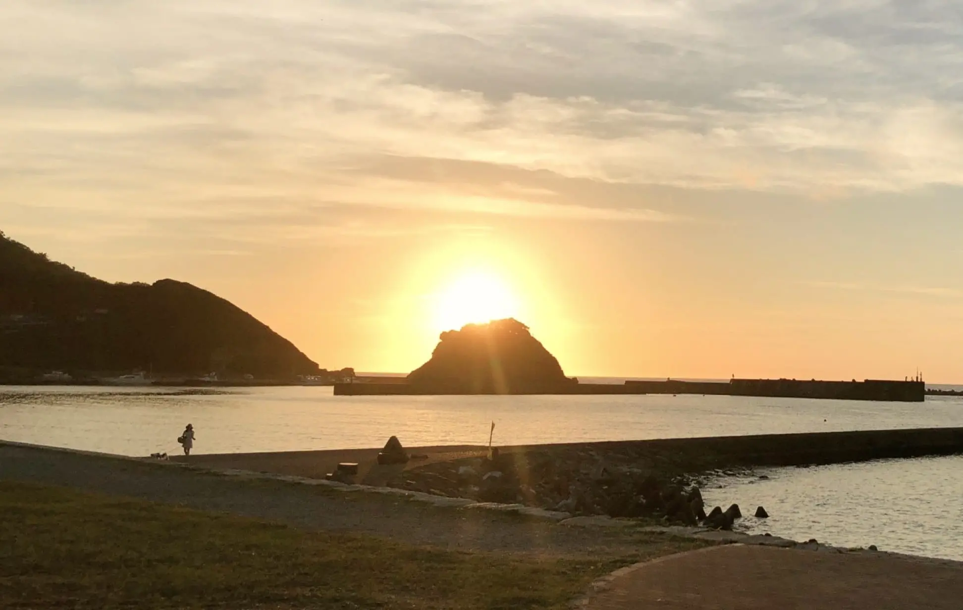 漁港に朝日が昇る様子